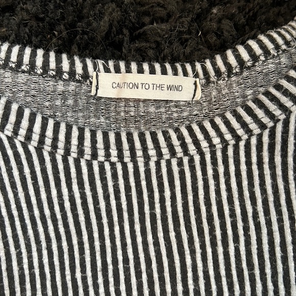 Size small caution to the wind crop top - Picture 2 of 3